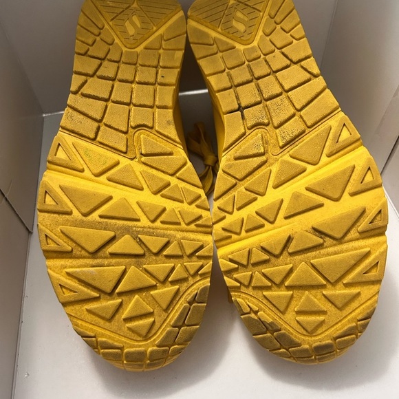 Skechers Men’s Yellow Sneakers

Size 9 1/2 - Picture 6 of 8